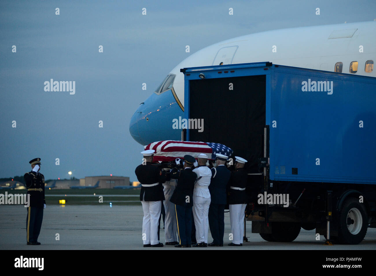 Les membres de l'équipe d'arrivée Service Commun transporter le cercueil du sénateur John McCain à Joint Base Andrews, dans le Maryland, 30 août 2018. Le personnel du Département de la honneur à l'ancien sénateur et ancien capitaine de la Marine, en fournissant un appui à sa cérémonie funéraire du congrès événements. La famille McCain et sa dépouille est arrivé à JBA à bord d'un 89e Escadre de transport aérien des aéronefs C-32. La 89e Escadre de transport aérien mondial fournit de l'air transport aérien spécial Mission, la logistique, le port de l'antenne et des communications pour le président, vice-président, les membres du cabinet, les commandants de combat et d'autres hauts responsables militaires et les dirigeants élus comme chargé par le Banque D'Images
