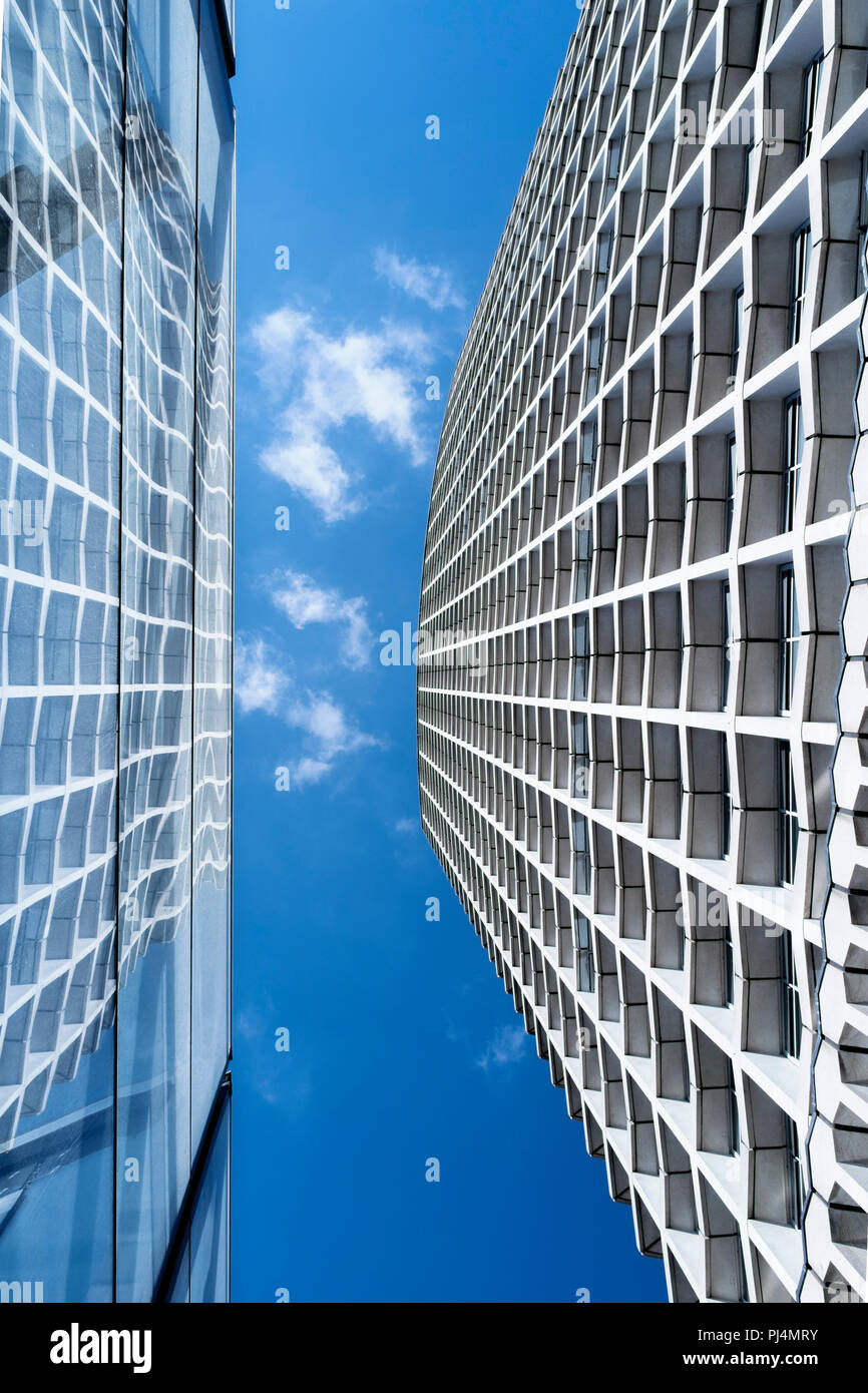 Abstrait architecture : Centre Point immeuble avec façade en verre de la réflexion de la station de métro Tottenham Court Road, Londres, UK Banque D'Images