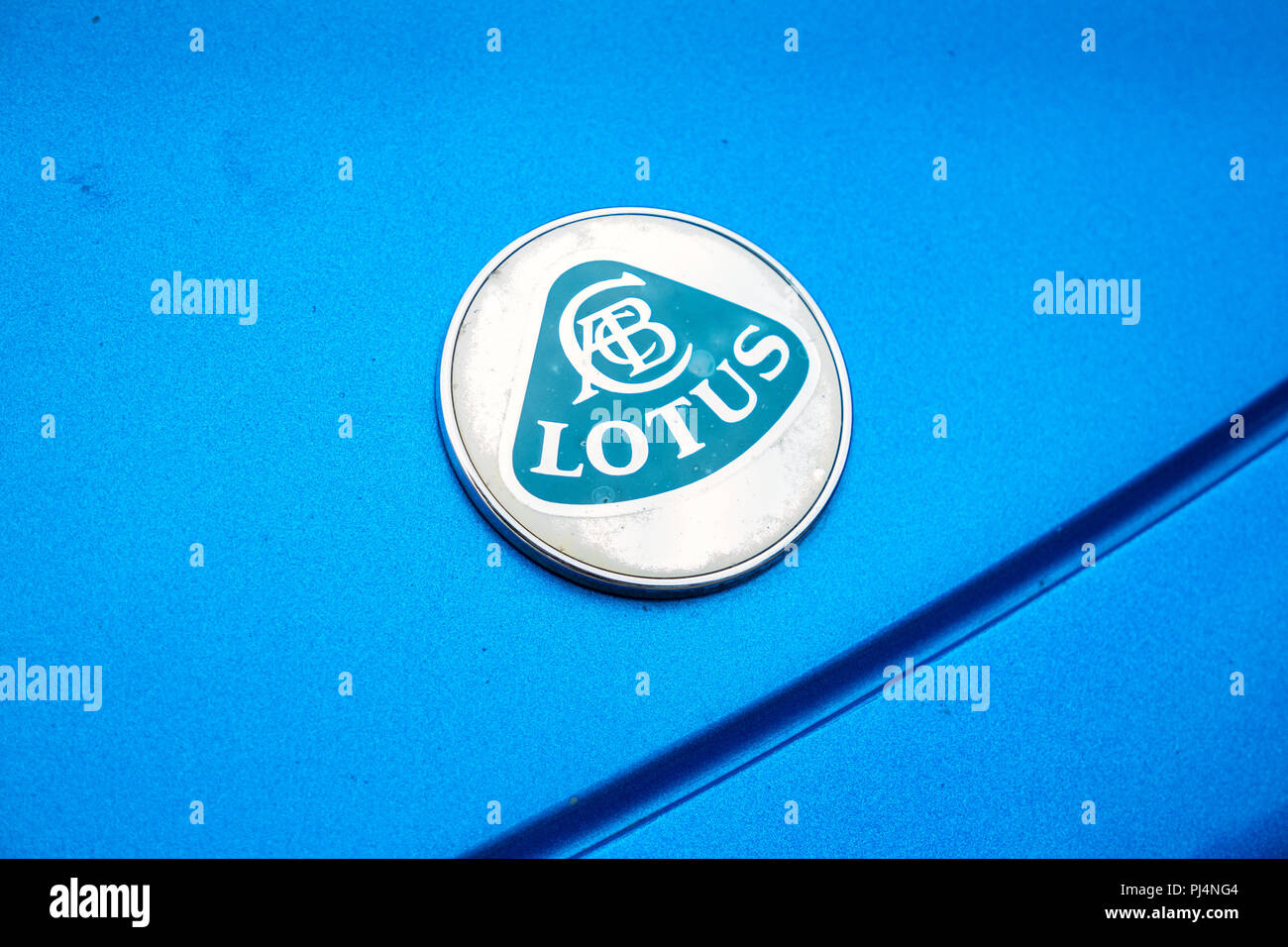 Lotus Cars Logo sur un blue Lotus Elise Banque D'Images