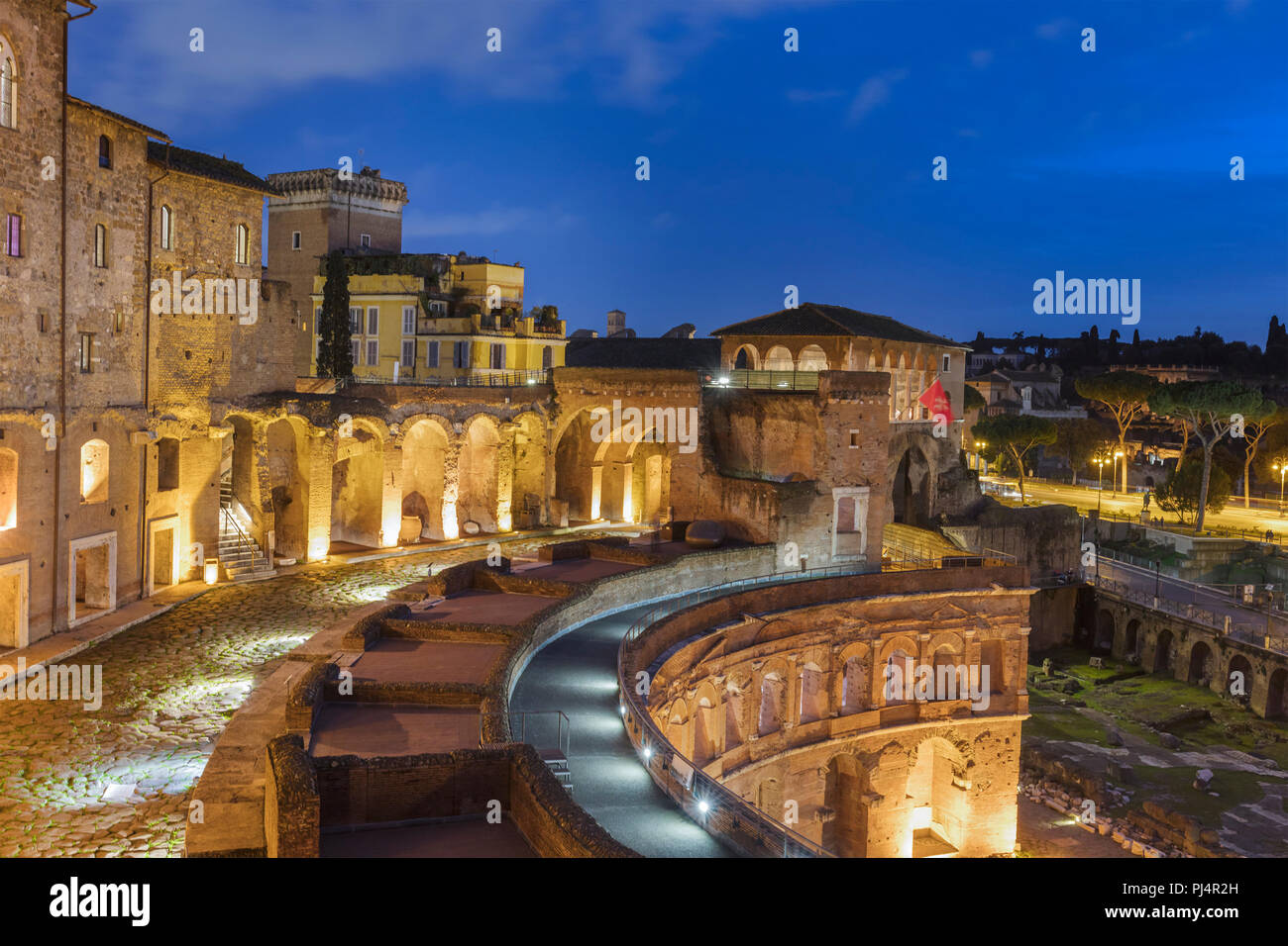 Nuit paysage urbain de Marchés de Trajan, Rome, Latium, Italie Banque D'Images