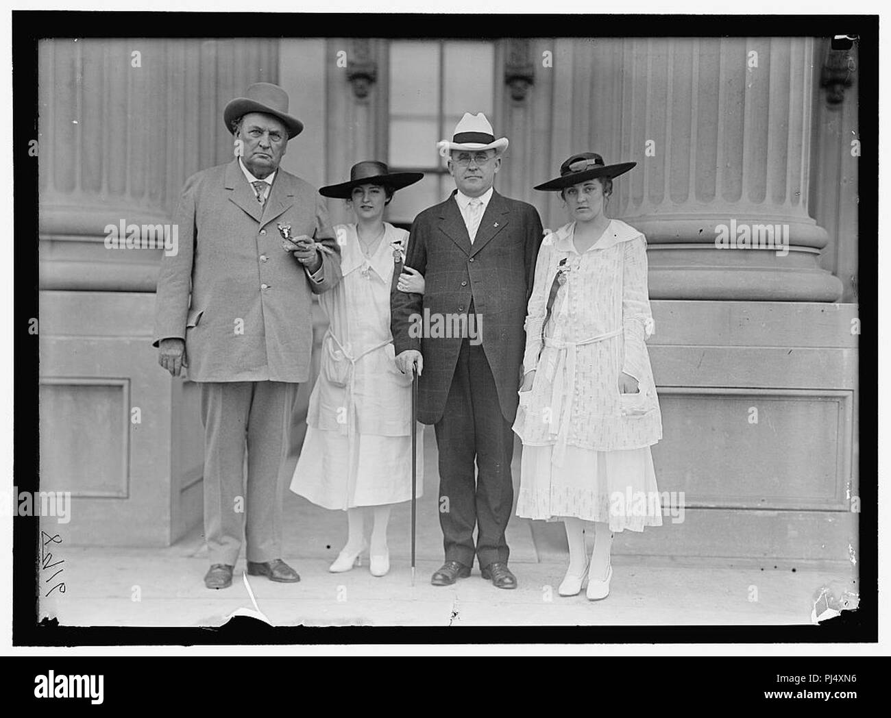 BANKHEAD, JOHN HOLLIS. REP. De l'ALABAMA, 1887-1907 ; le sénateur, 1907-1920. À LA RÉUNION DE LA CONFÉDÉRATION, D.C. avec petites-filles, TALLULAH, GAUCHE ET DROITE, EUGENIA Banque D'Images