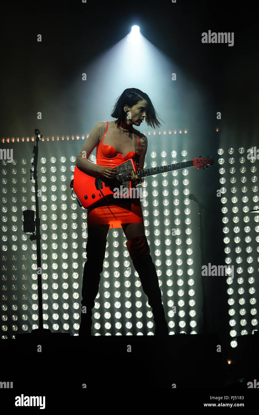 St Vincent (de son vrai nom Anne Erin Clark) en live sur les bois Stade du vendredi titre fente à l'extrémité de la route 2018 Festival à Larmer T Banque D'Images