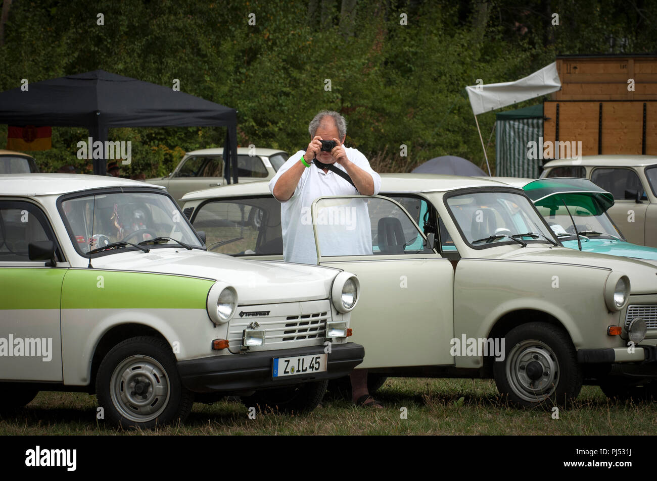 L'homme de prendre une photo à Zwickau Trabant Rallye annuel du Club à Zwickau, Saxe, Allemagne Banque D'Images