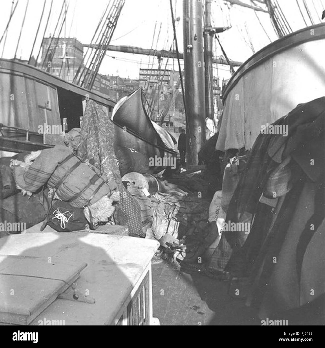 Chargement des bagages sur le pont de la goélette LUCILE Seattle Washington  le 15 février 1898 (KIEHL 11 Photo Stock - Alamy