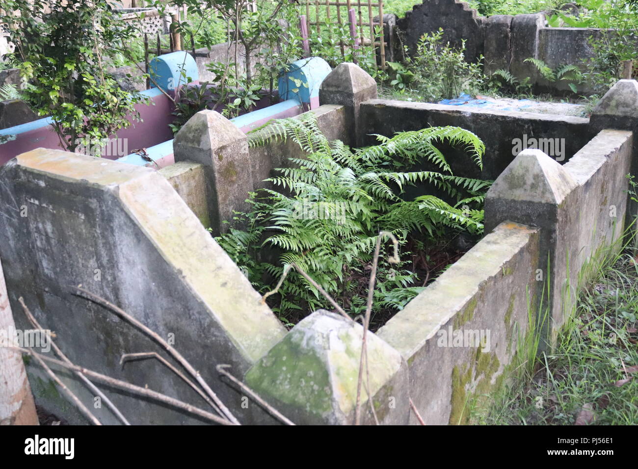 La pierre tombale et tombes dans un ancien cimetière musulman.Ensemble de pierres tombales sont faits de pierre et à la très vieille.graves avec des pierres tombales dans un cimetière. Banque D'Images