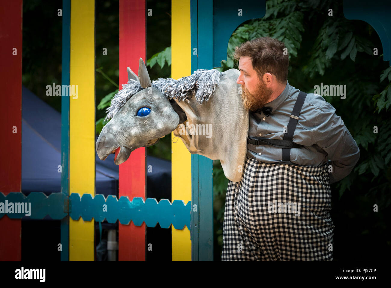 Une performance de Dr Dolittle par l'Illyrie Theatre Co. à Trebah Garden amphithéâtre à Cornwall. Banque D'Images