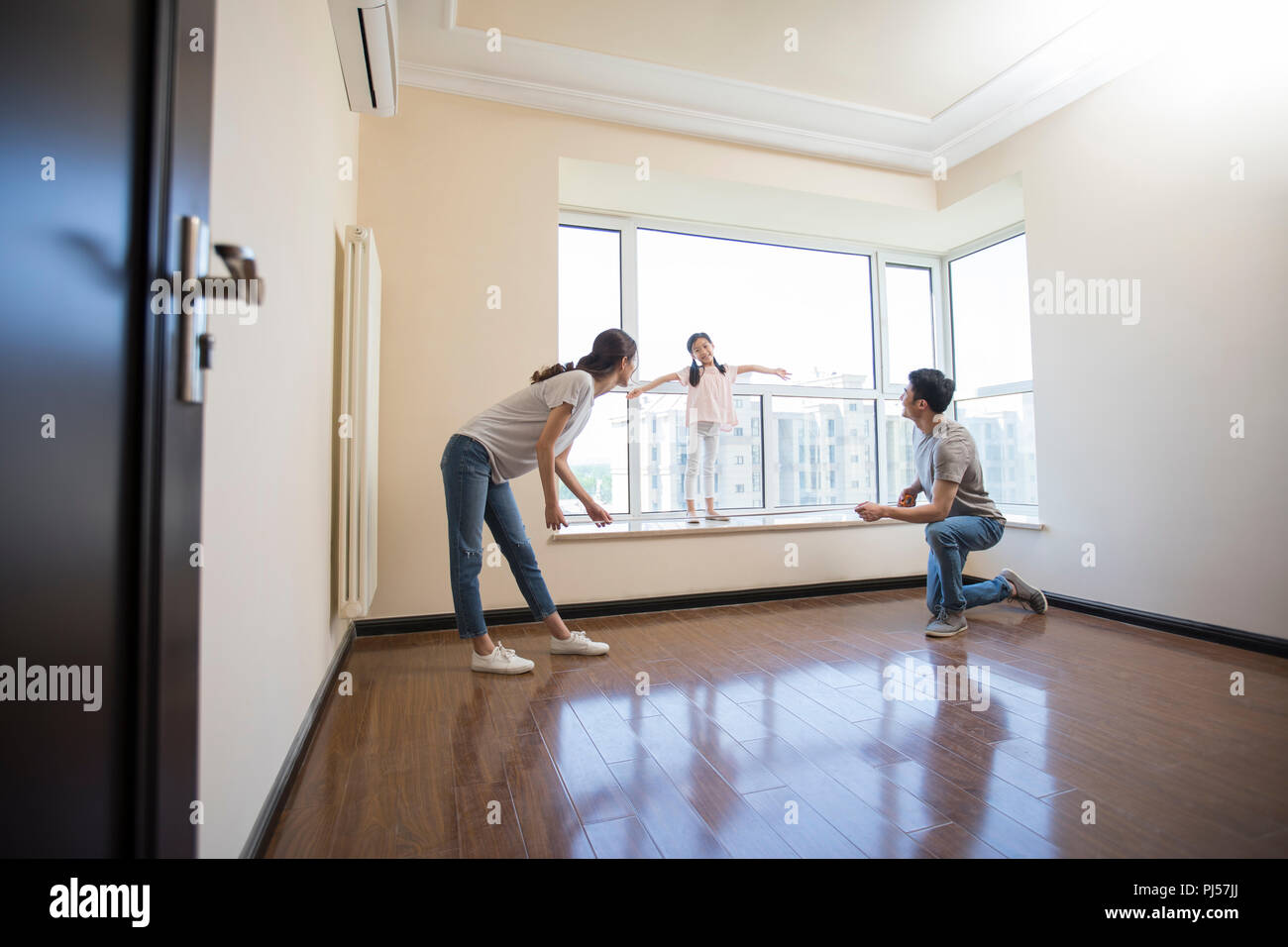 Heureux jeune famille travaillant sur rénovation maison Banque D'Images