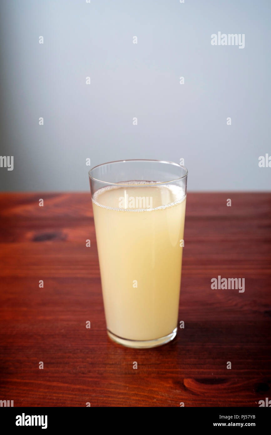 Verre de Federweisser, une boisson faite de raisins fermentés et servi à l'automne dans le sud de l'Allemagne et l'Autriche Banque D'Images