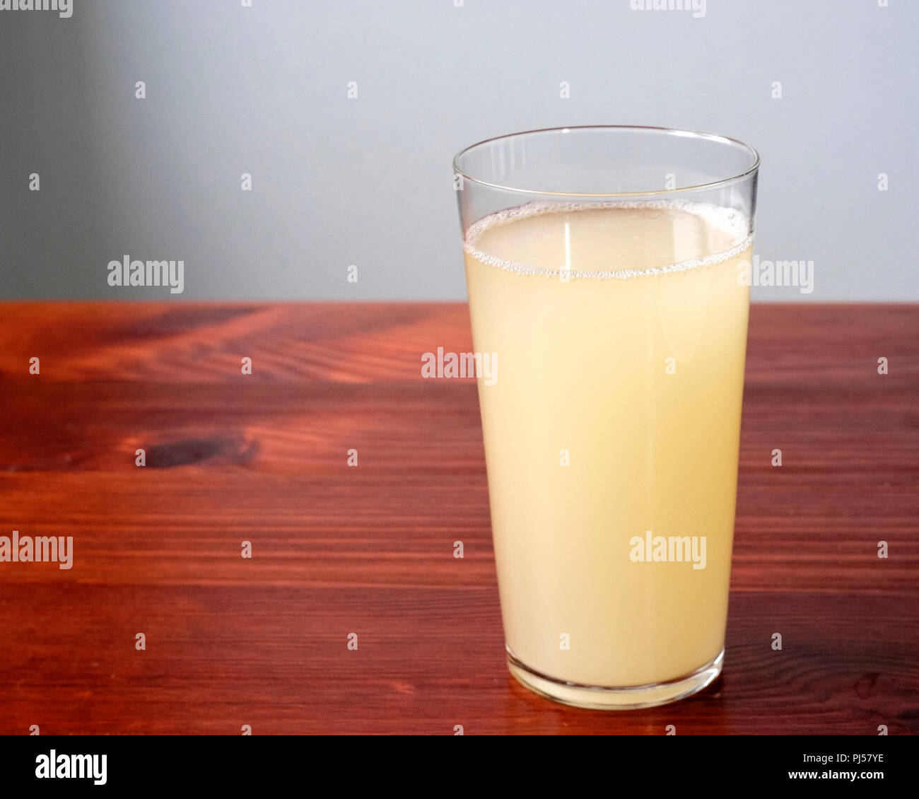 Verre de Federweisser, une boisson faite de raisins fermentés et servi à l'automne dans le sud de l'Allemagne et l'Autriche Banque D'Images