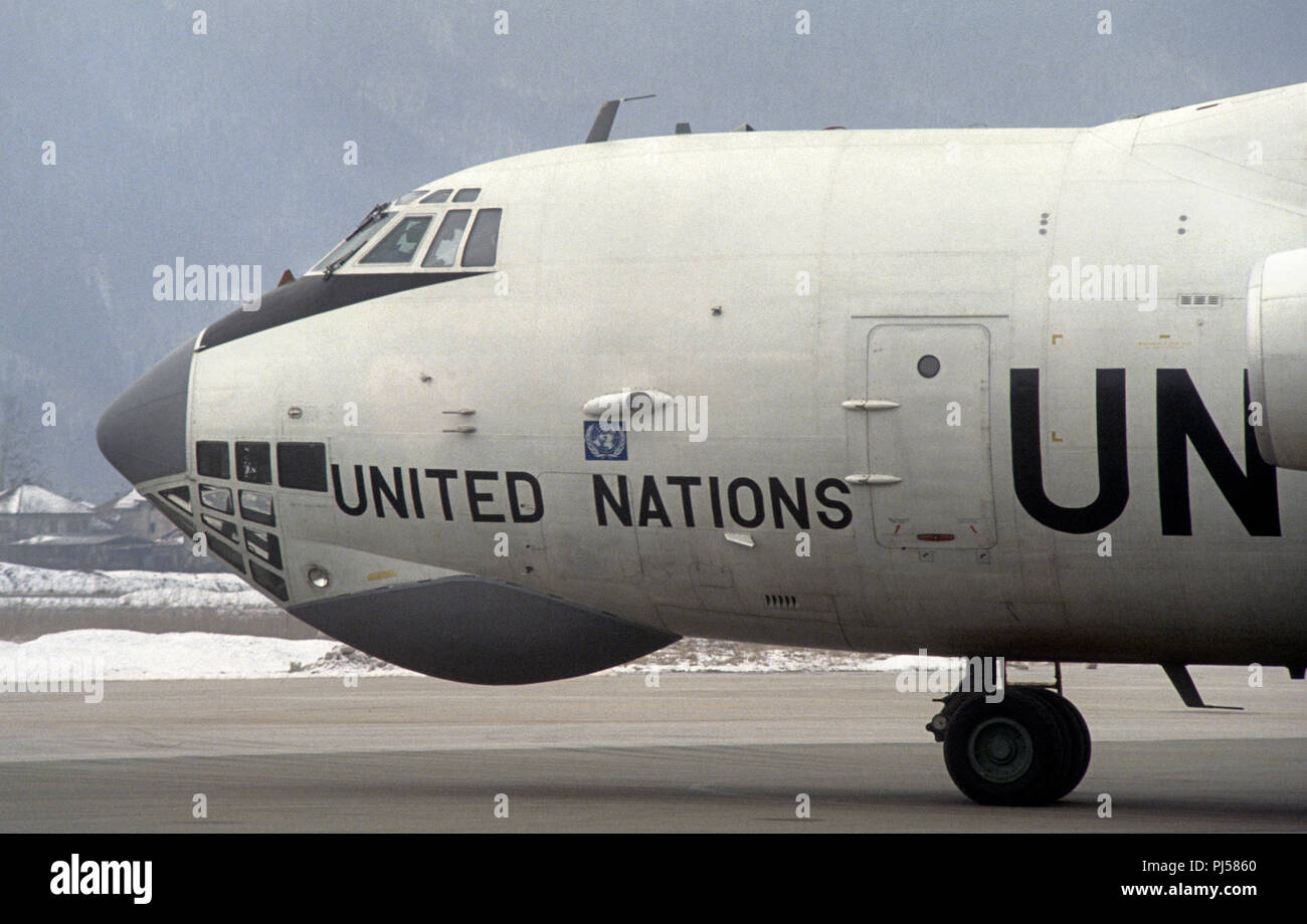 8 mars 1993 pendant le siège de Sarajevo : à l'aéroport de Sarajevo, un Iliouchine Il-76 jet transports taxis, juste après l'atterrissage. Banque D'Images