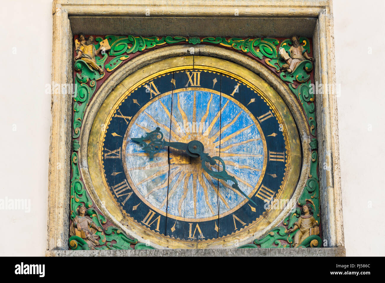 Voir des plus vieux réveil à Tallinn située sur le mur extérieur de l'église de l'Esprit Saint dans la vieille ville de la ville, de l'Estonie. Banque D'Images