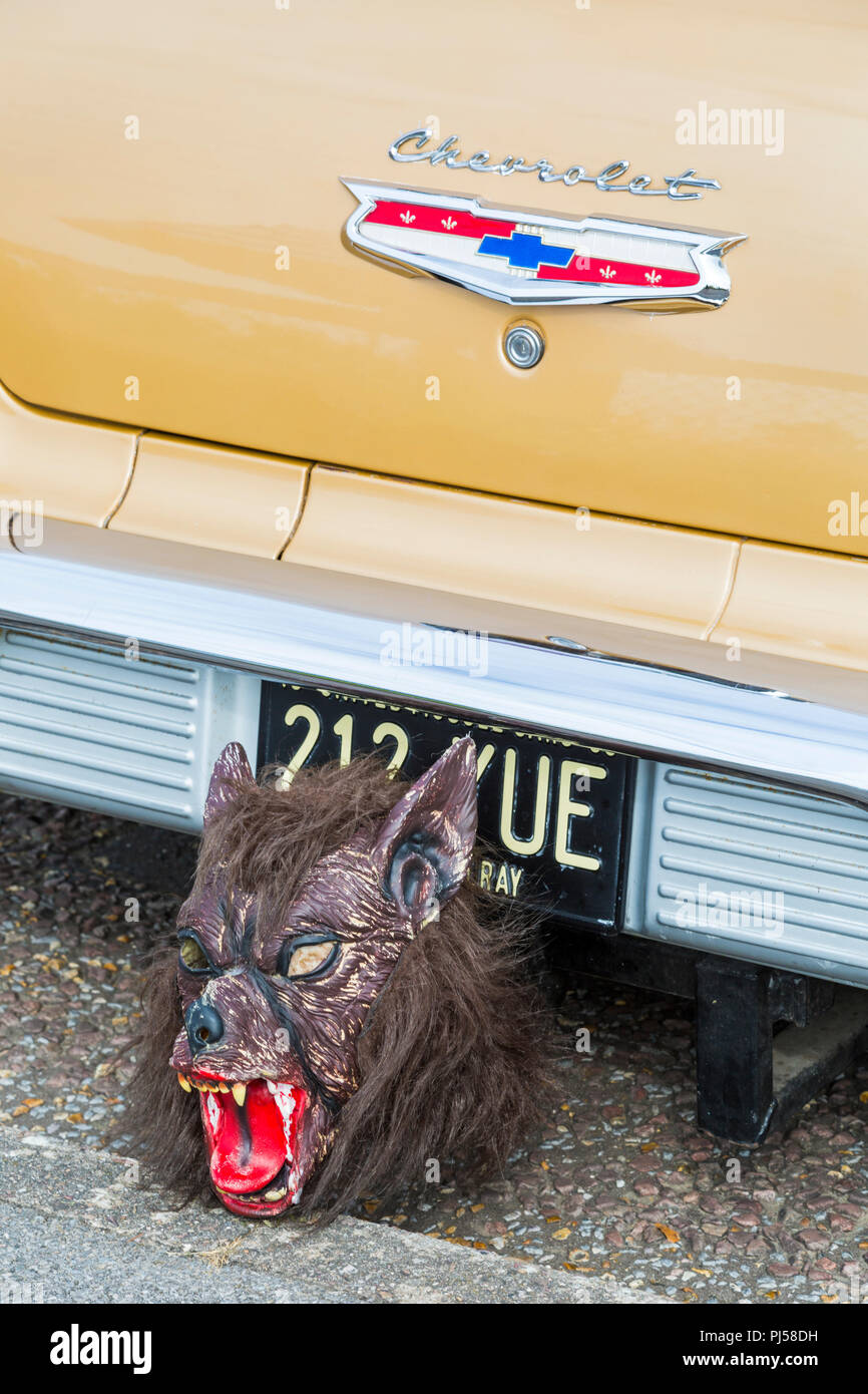 Masque de loup à l'arrière de la voiture Chevrolet à très Vintage Week-end partie d'Air Festival de Bournemouth, Bournemouth, Dorset UK en Septembre Banque D'Images