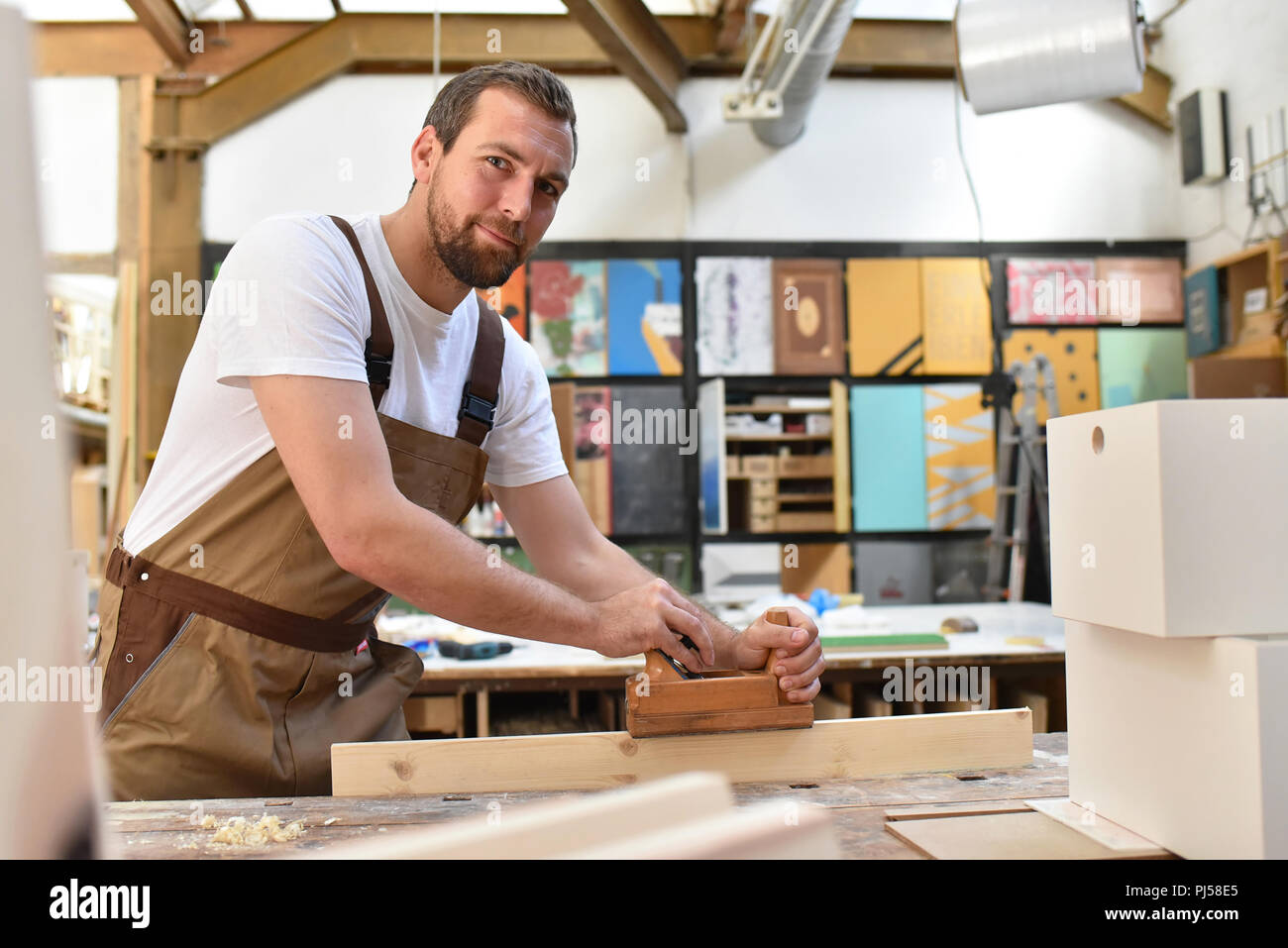 Carpenter travaille dans un atelier de menuiserie - pour le travail du bois et sciage Banque D'Images
