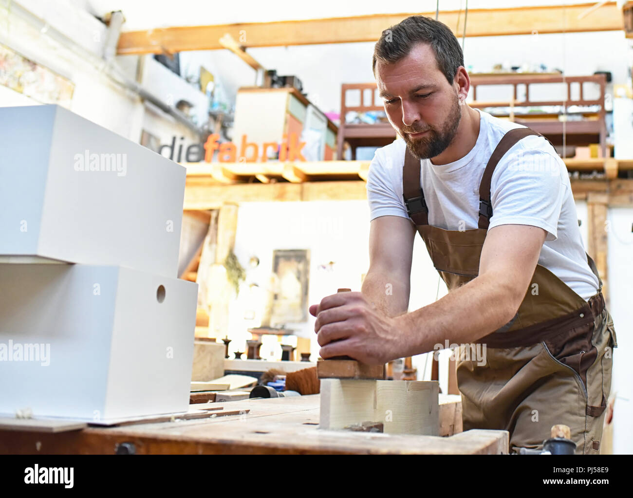 Carpenter travaille dans un atelier de menuiserie - pour le travail du bois et sciage Banque D'Images