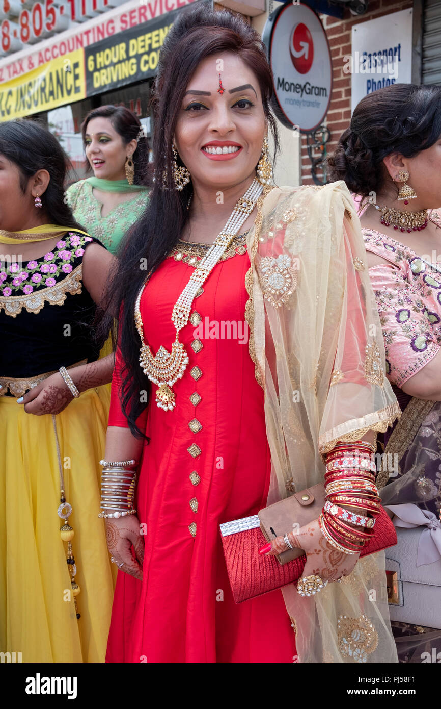 Posée portrait of a Beautiful woman Sikh lors d'une célébration de mariage à Richmond Hill, Queens, New York. Banque D'Images