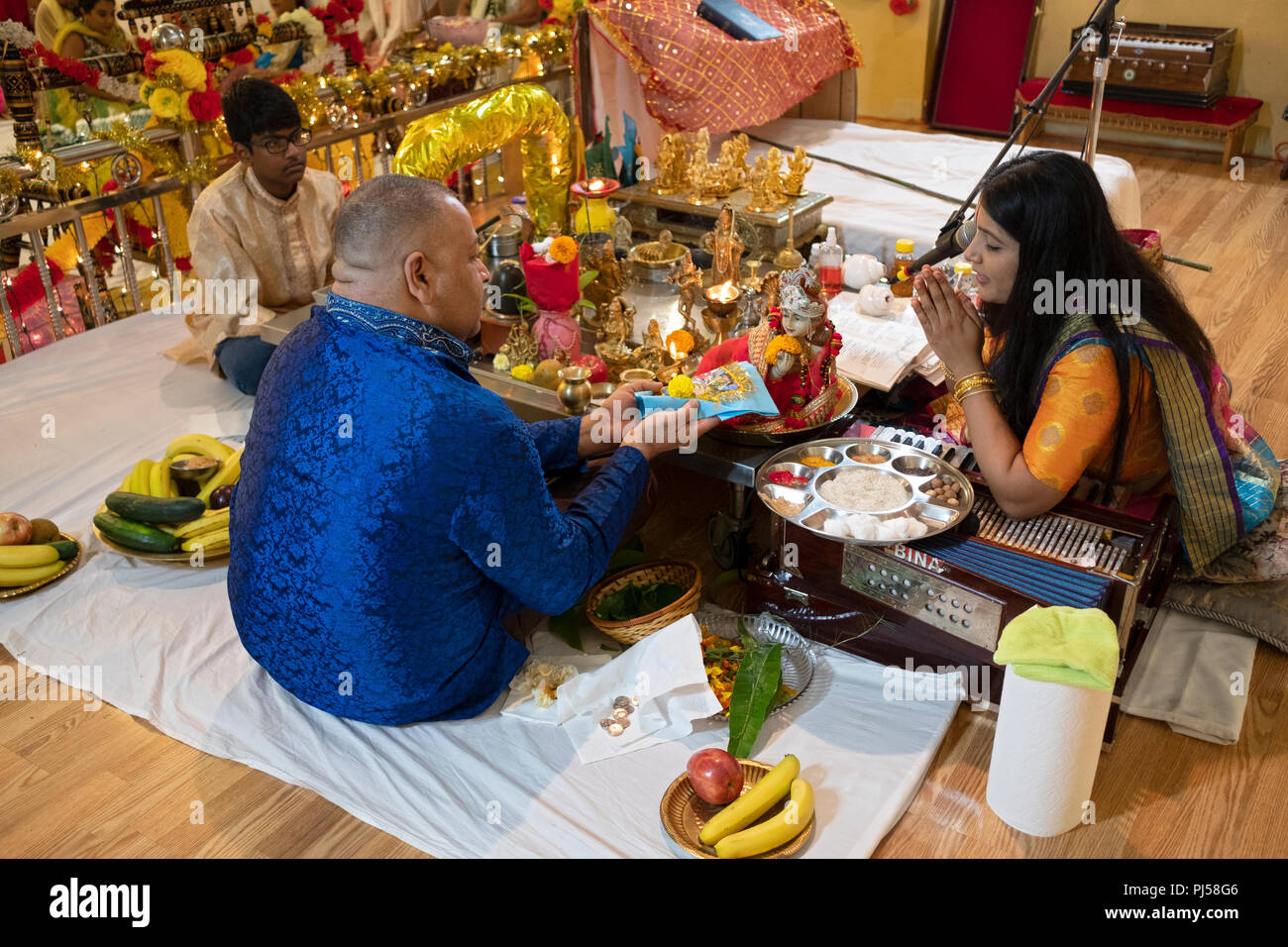 Une femme prêtre hindou préside les services Janamashtmi célébration de l'anniversaire de krishna. Dans le Queens, New York. Banque D'Images