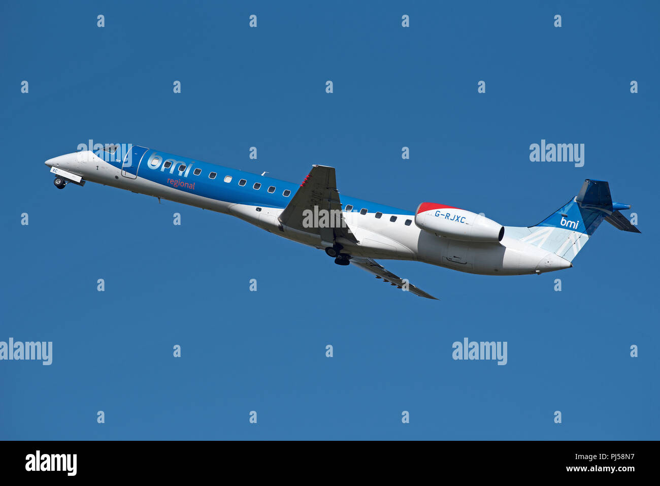 Un Embraer ERJ-145 au départ de l'aéroport d'iNVERNESS sur son vol régulier à destination de Dublin en Irlande. Banque D'Images