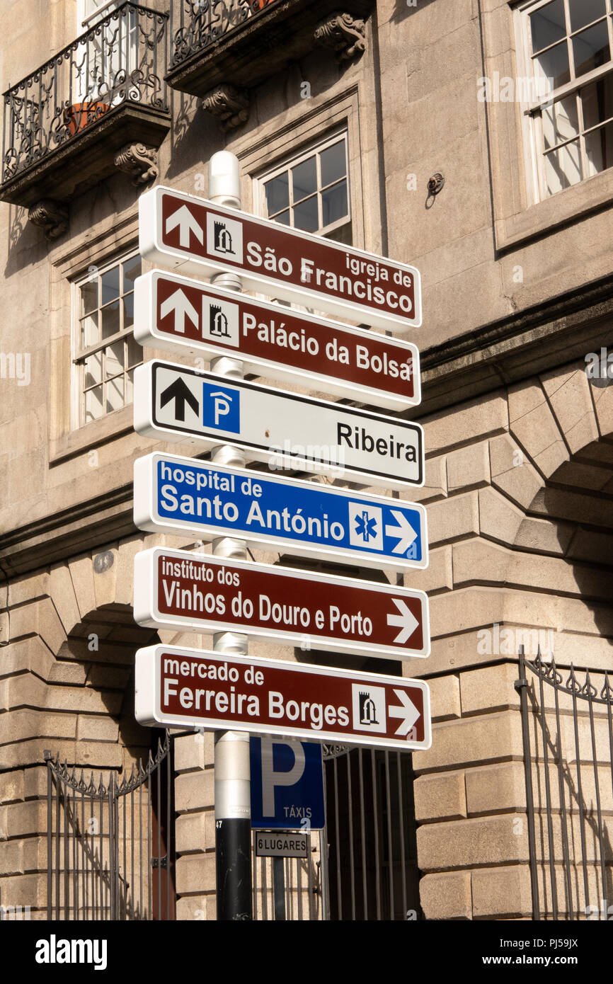 Portugal, Porto, Ribeira, Rua do Infante D. Henrique, signe de route d'attractions touristiques Banque D'Images