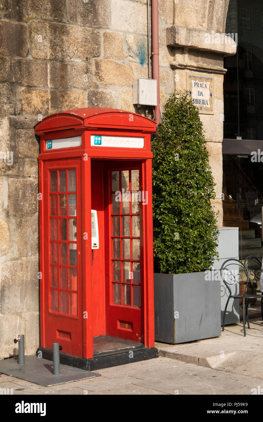 Portugal, Porto, Ribeira, Prace da Ribeira, British conçu K3 téléphone rouge en kiosque square Banque D'Images