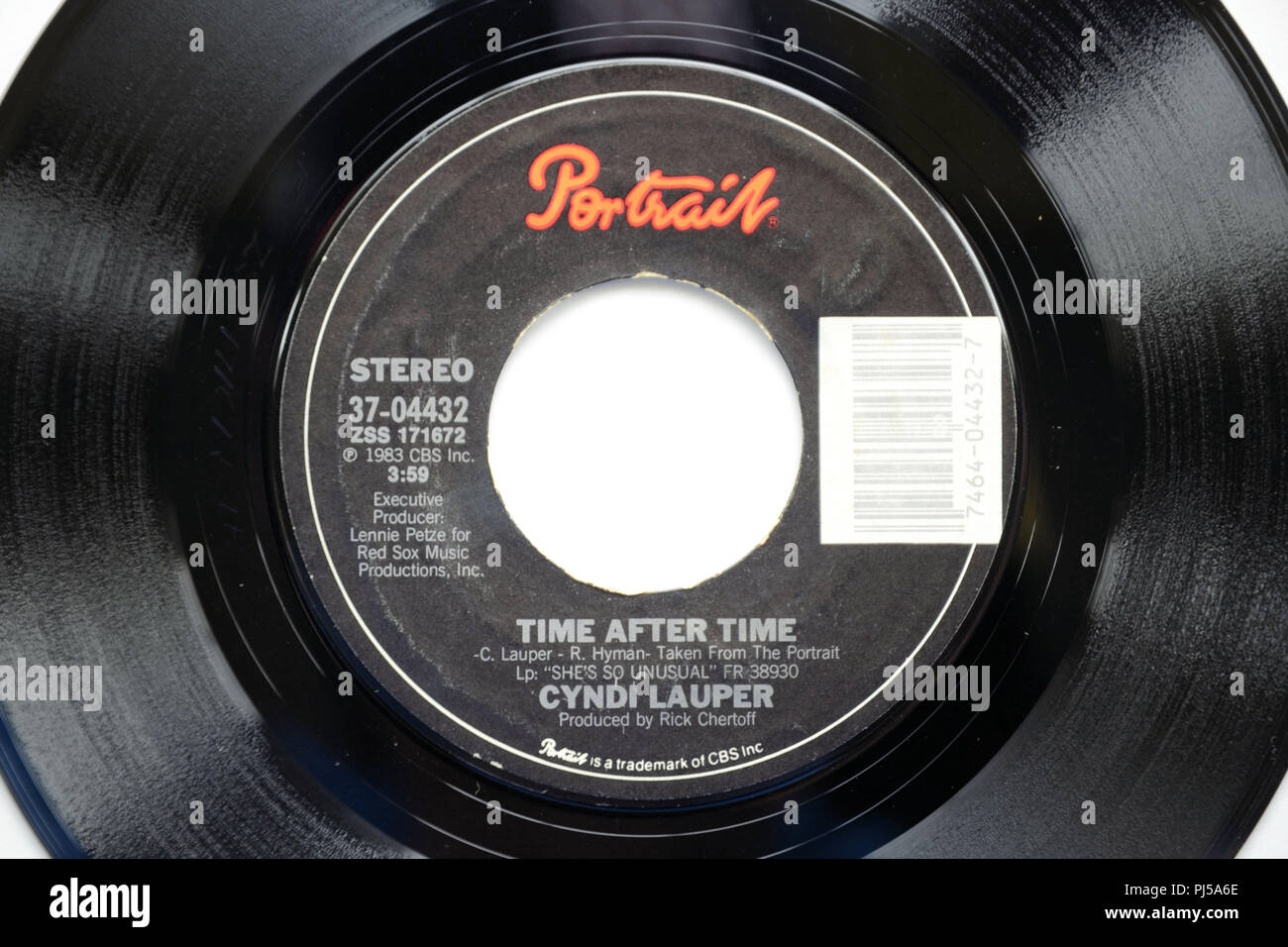 Close-up de 45 TR/MIN Disque vinyle de Cyndi Lauper's chanson 'jour après jour' publié en 1983 par Portrait Records. Banque D'Images