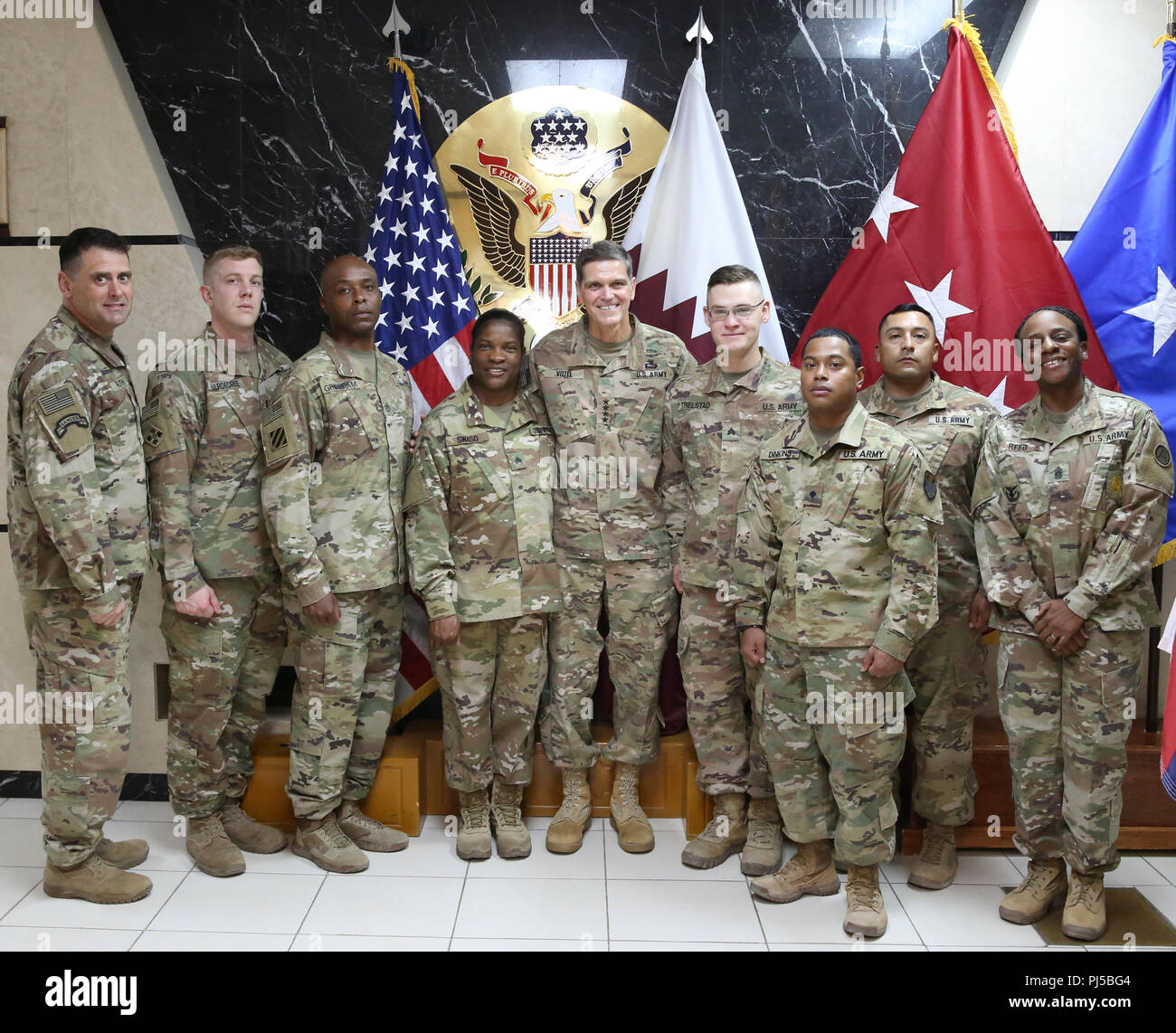 L'armée américaine le général Joseph Votel, commandant du Commandement central américain, centre, pose pour une photo avec groupe de soutien de secteur - Qatar les soldats lors de sa visite au Camp comme Sayliyah, Qatar, le 30 août 2018. La visite du général Votel fournit une meilleure compréhension des capacités uniques ASG-Qatar et centrale de l'Armée américaine à fournir des soldats de la mission de l'USCENTCOM. (Photo par Jane Armstrong/Caption par le sergent de l'armée américaine. James Lefty Larimer) Banque D'Images