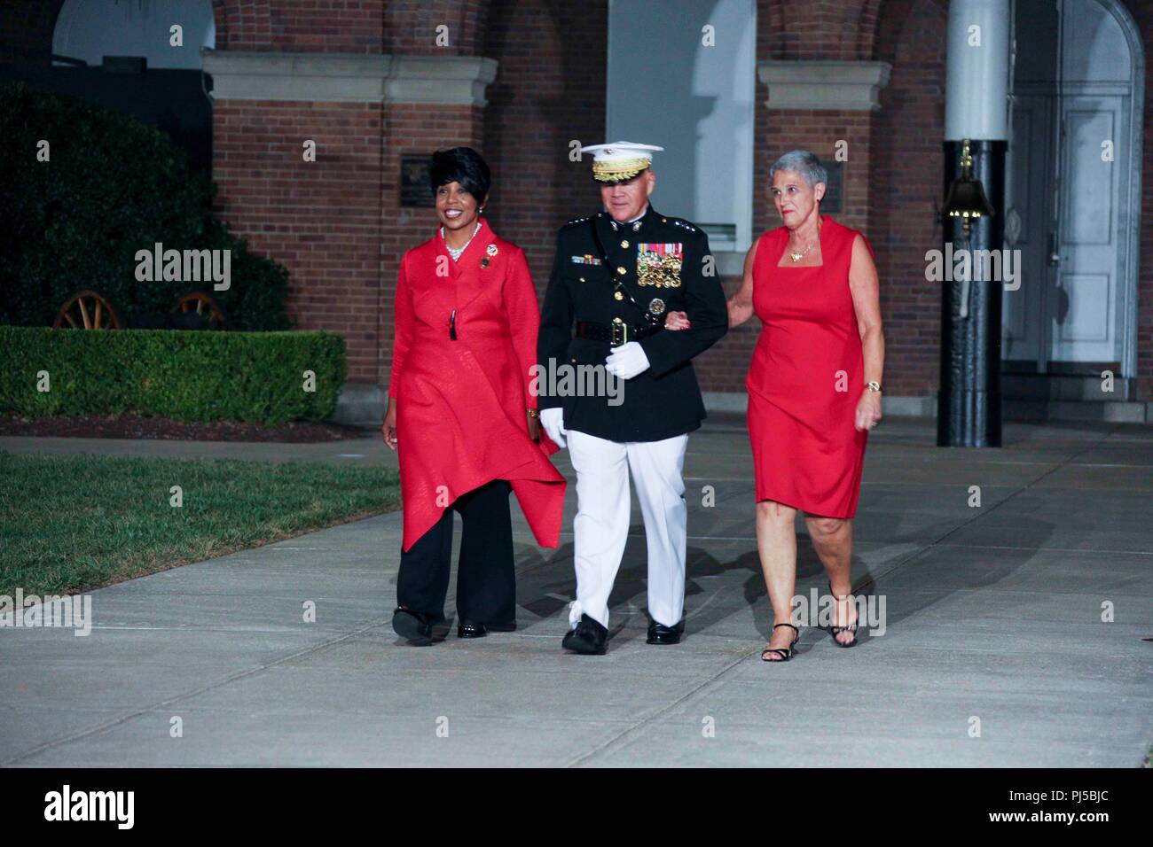 De gauche, le Dr Betty Moseley Brown, Président de l'Association des femmes Marines, commandant de la Marine Corps le général Robert B. Neller, ET D'Arcy Neller, descendre à pied du centre lors d'une soirée chez Marine Barracks parade Washington, Washington D.C., le 31 août 2018. Gen. Neller a accueilli la parade et l'invité d'honneur était le Dr Betty Moseley Brown.(U.S. Marine Corps photo par le Sgt. Olivia G. Ortiz) Banque D'Images
