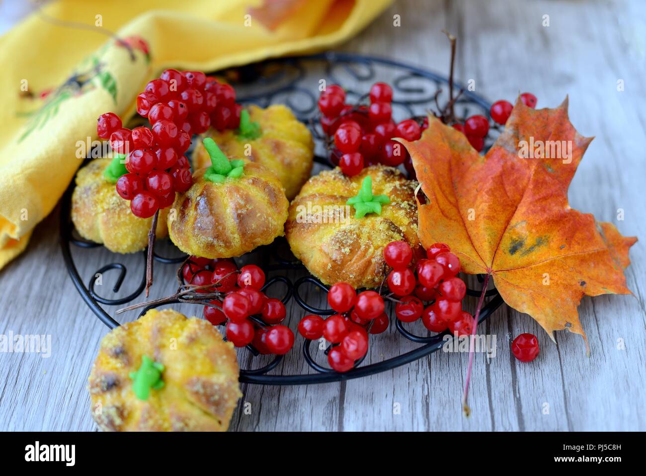 Les cookies à la citrouille avec feuilles et baies Banque D'Images