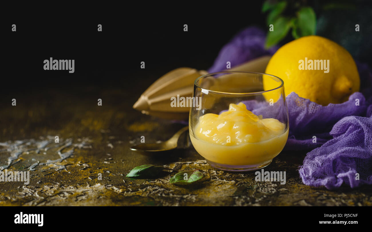 Citron délicieux, kurde et d'un citron frais centrifugeuse en bois sur une table en bois Banque D'Images