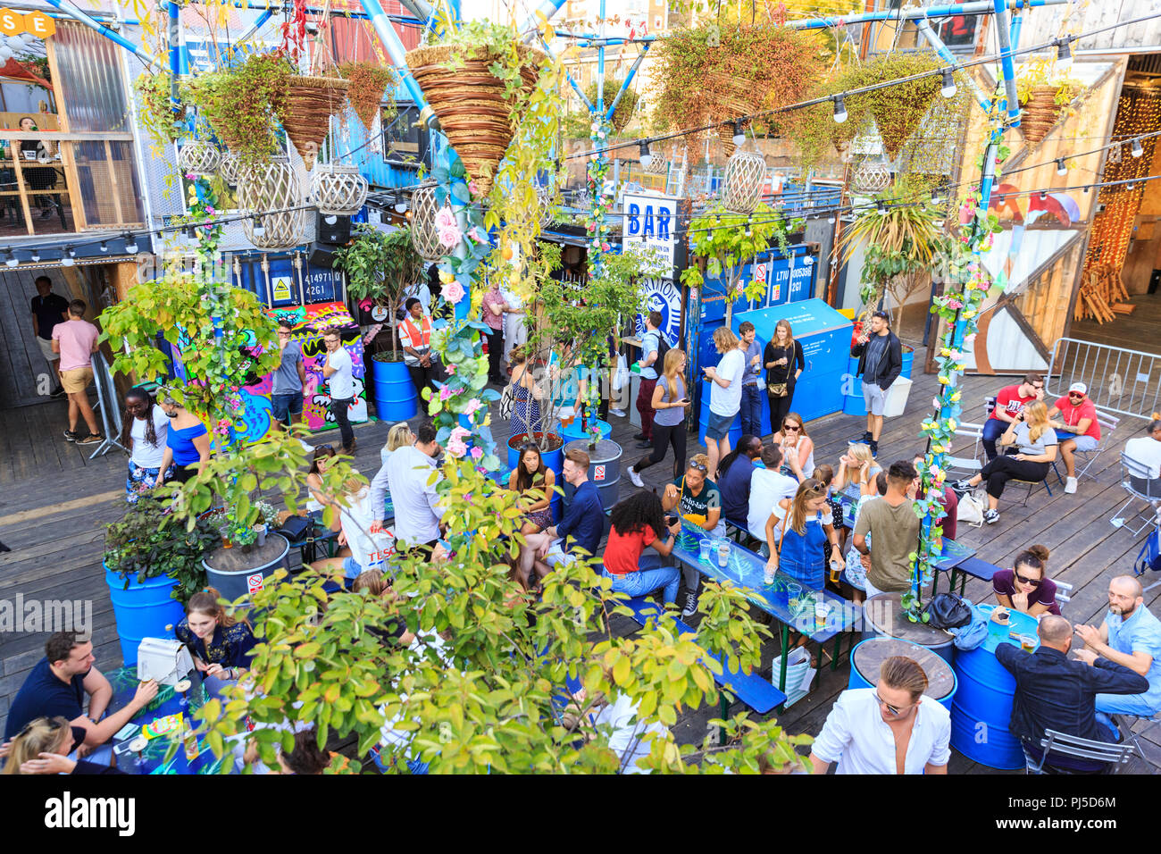 Brixton pop, les personnes bénéficiant des boissons et de la nourriture dans les cafés, bars et restaurants de la piscine pop up lieu à Brixton, Lambeth, London Banque D'Images