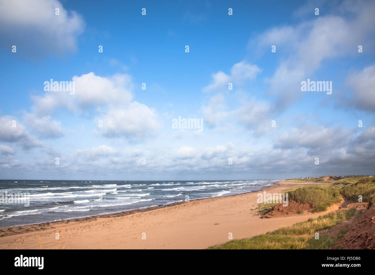 Plage déserte et mer agitée, Thunder Cove, Prince Edward Island, Canada. Banque D'Images