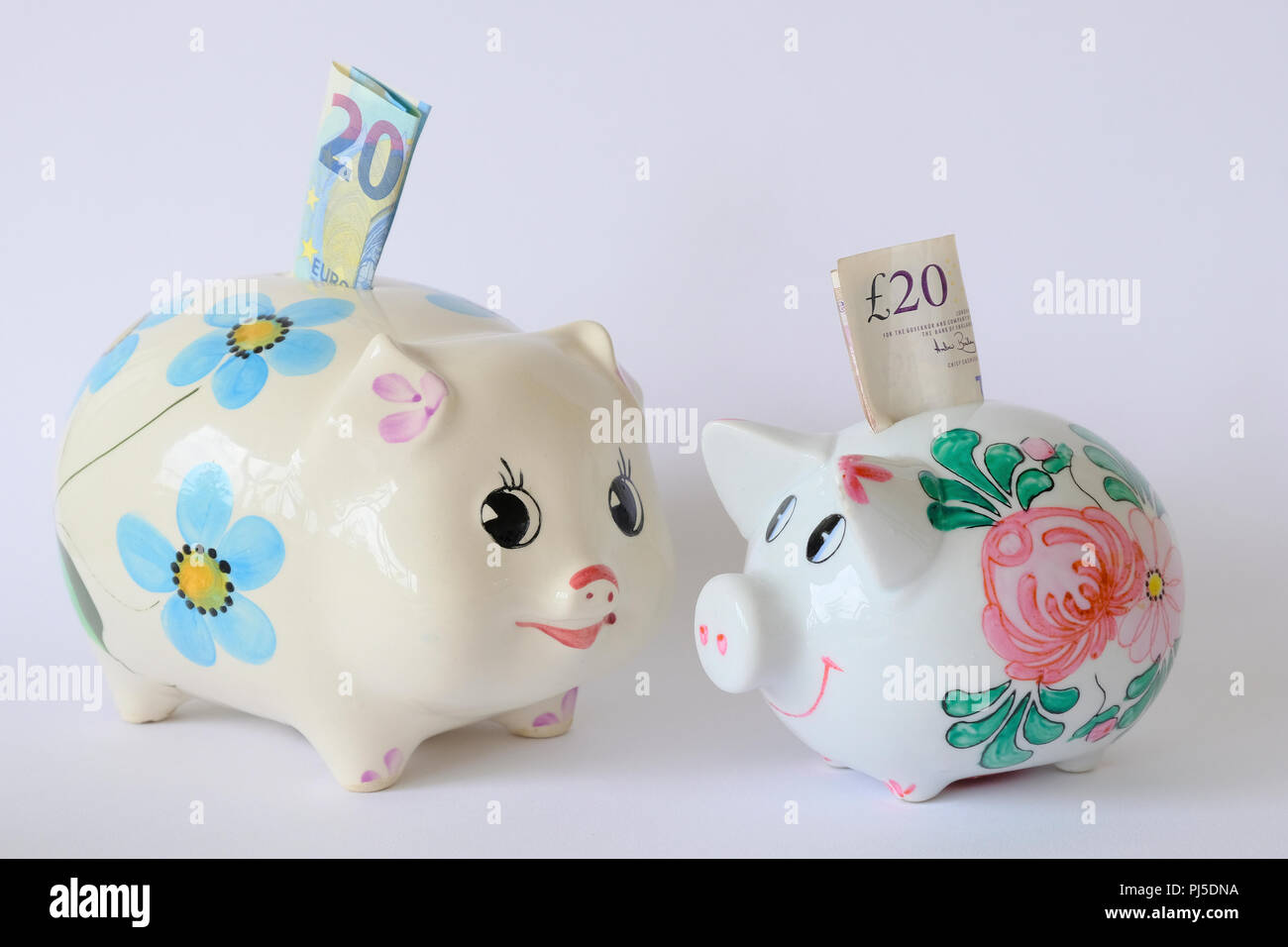 Paire de Chine la plus grande tirelire avec une note de 20 euros et les plus petits avec une note de 20 livres Banque D'Images