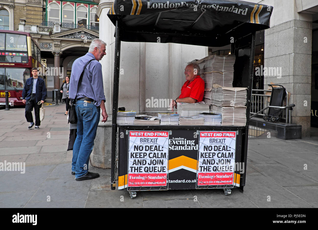 Evening Standard gros titre de journal sur poster 'Brexit - PAS D'ACCORD RESTEZ CALME ET REJOINDRE LA FILE D'ATTENTE" par un kiosque le 23 août 2018 à Londres, Angleterre Banque D'Images