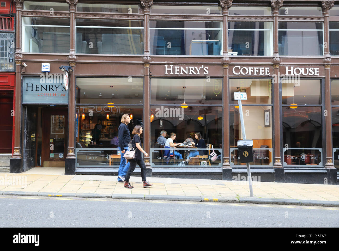 Quartier branché de Henry's Coffee House sur Seagate en centre de Dundee, en Ecosse, Royaume-Uni Banque D'Images