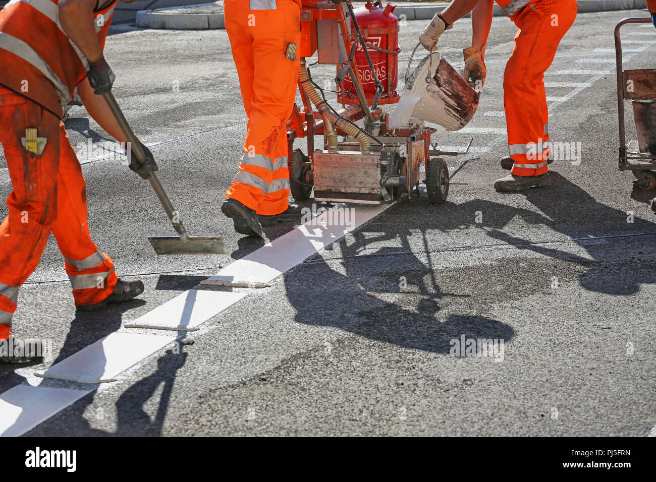 Machine de marquage routier avec des travailleurs Banque D'Images