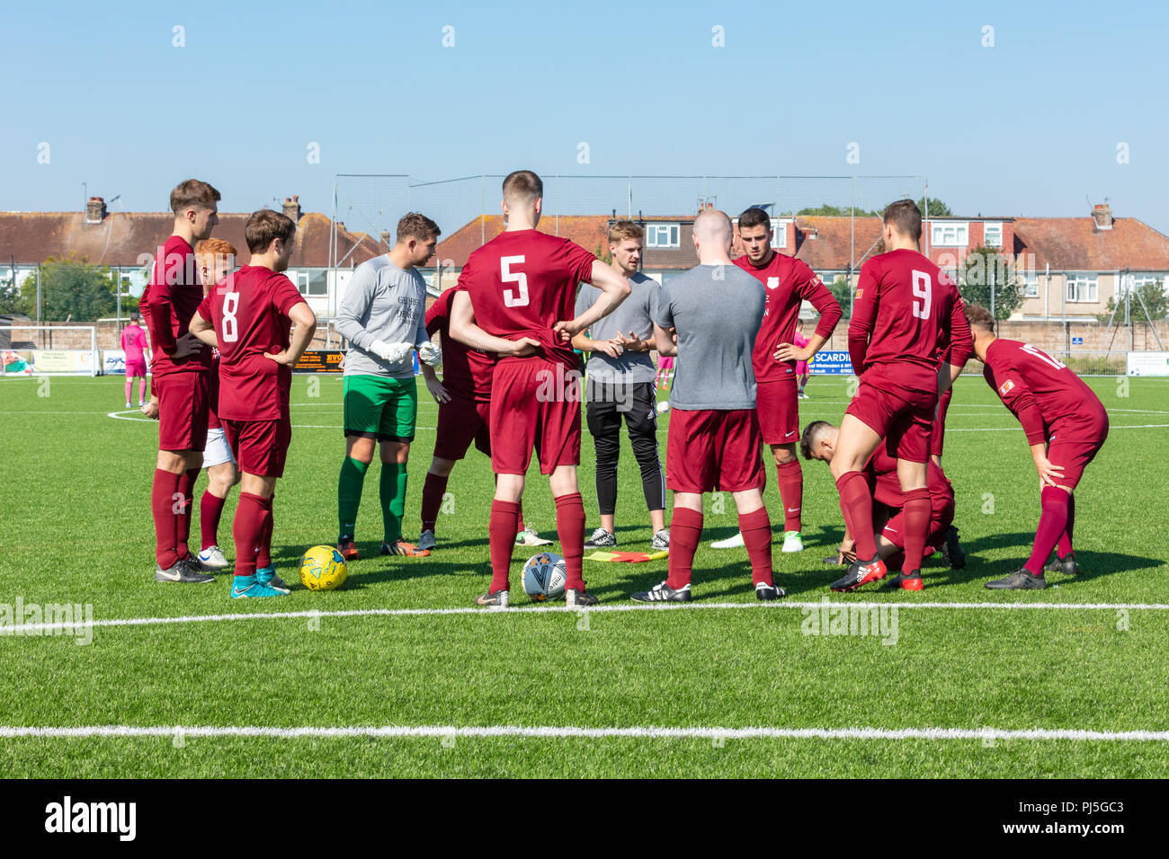 Lancing, Angleterre ; 2 septembre 2018 ; Manager de l'équipe donne à parler de groupe de joueurs de football masculin avant un match Banque D'Images