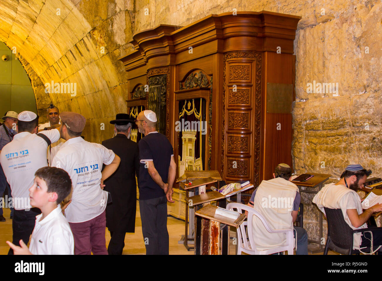 10 mai 2018 dans la salle de prière des pèlerins avec ses armoires en chêne ornée sur l'ancien Mur Occidental à Jérusalem Banque D'Images