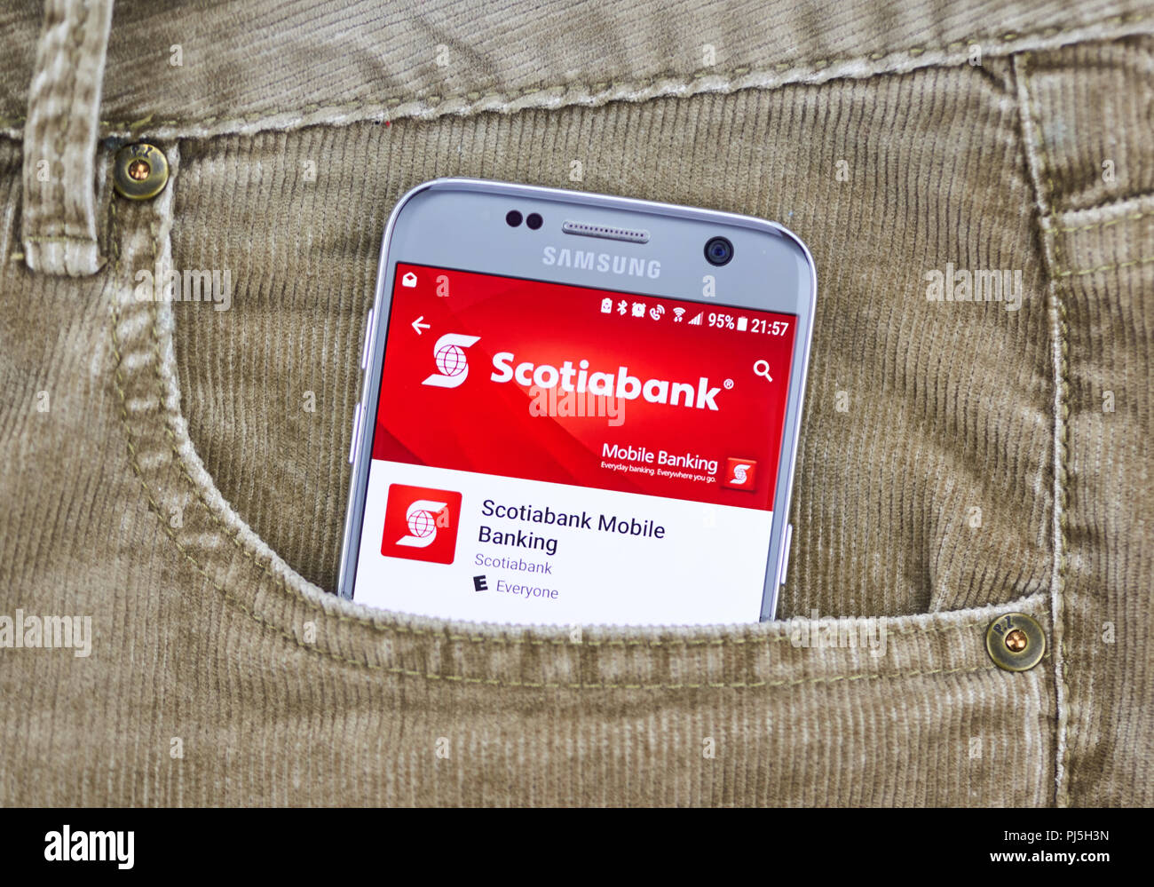 Montréal, Canada - le 10 août 2018 : La Banque Scotia app sur un écran de téléphone cellulaire dans une poche de jeans. La Banque de Nouvelle-Écosse La Banque Scotia comme d'exploitation anglais : Ba Banque D'Images Montréal, Canada - le 10 août 2018 : La Banque Scotia app sur un écran de téléphone cellulaire dans une poche de jeans. La Banque de Nouvelle-Écosse La Banque Scotia comme d'exploitation anglais : Ba Banque D'Images