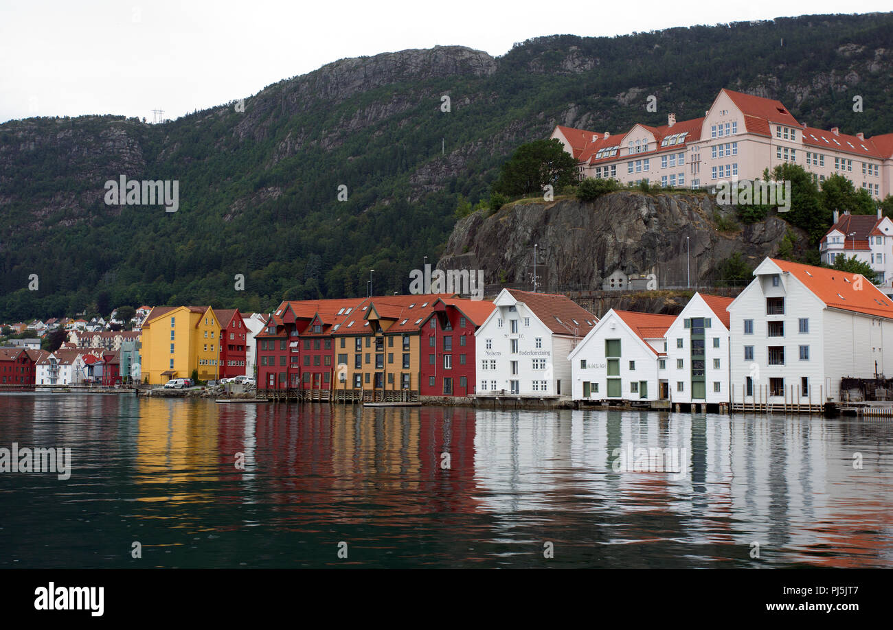 Le port de Bergen se reflétant dans les maisons Banque D'Images