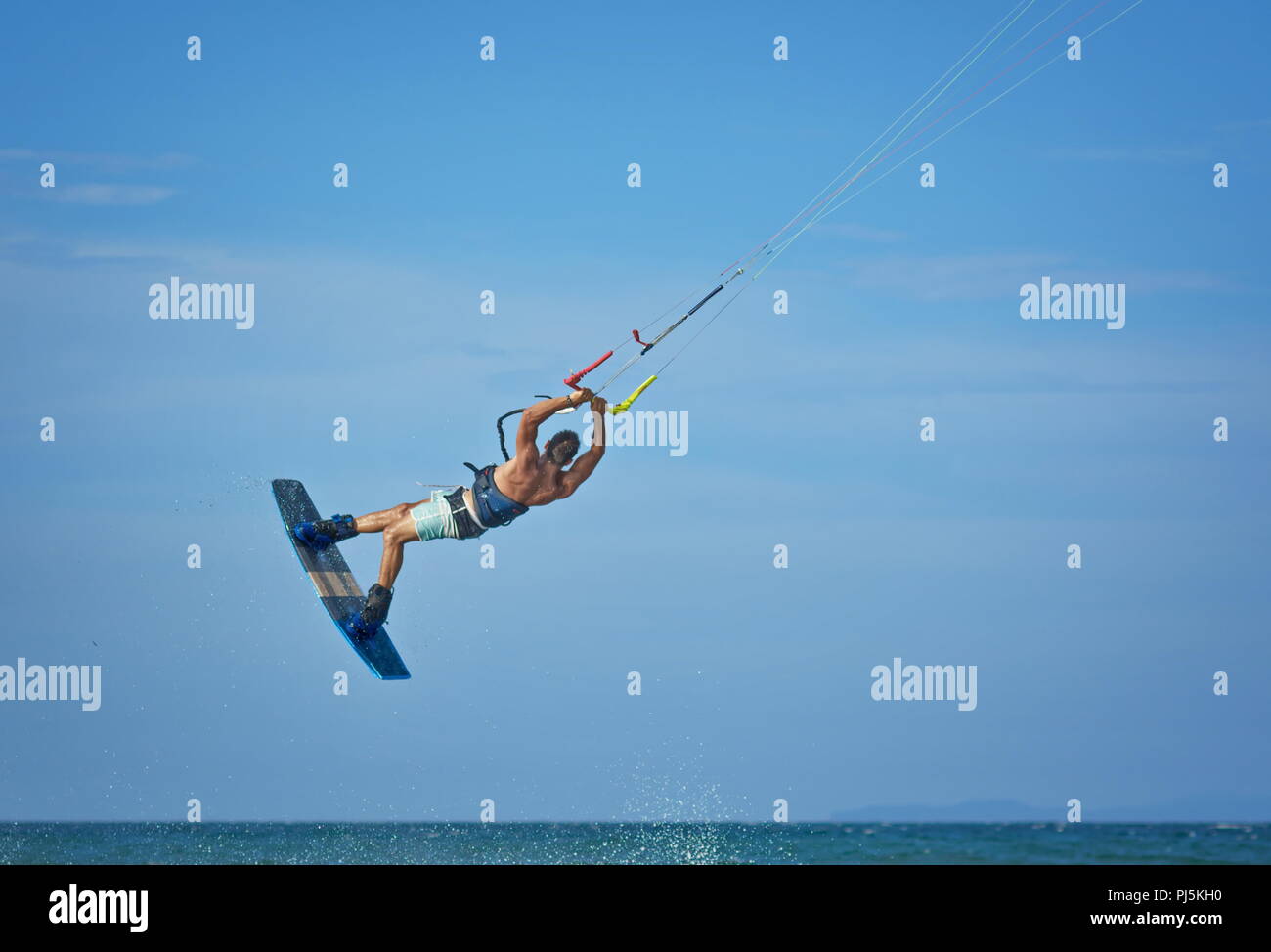 Homme Femme athlète un kitesurfeur faisant le kitesurf tricks et sauts Banque D'Images