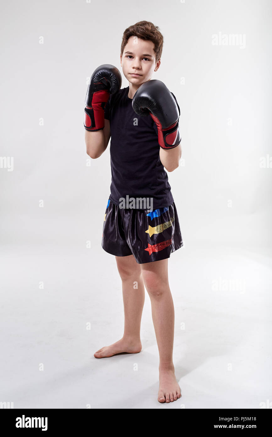 Jeune garçon muay thai fighter dans diverses postures Banque D'Images