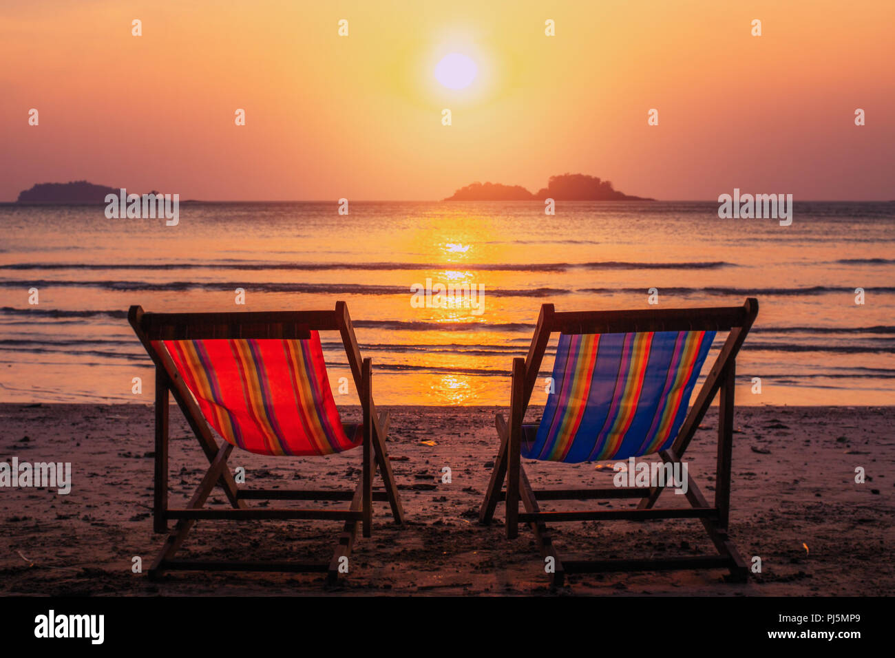Chaises longues sur la plage de la mer le soir. Banque D'Images