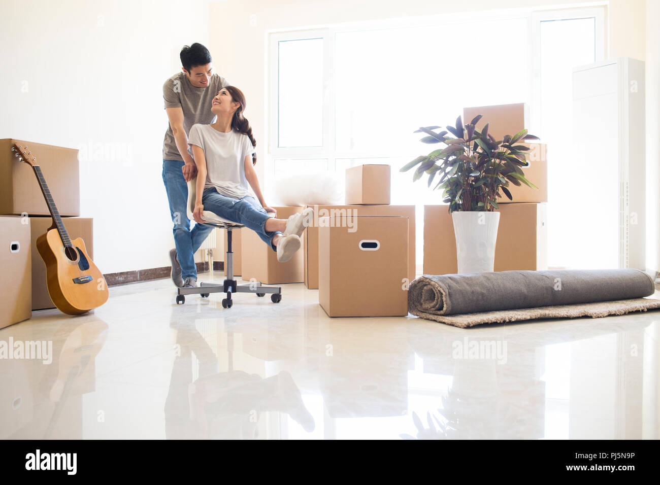 Happy young couple déménagement dans une nouvelle maison Banque D'Images