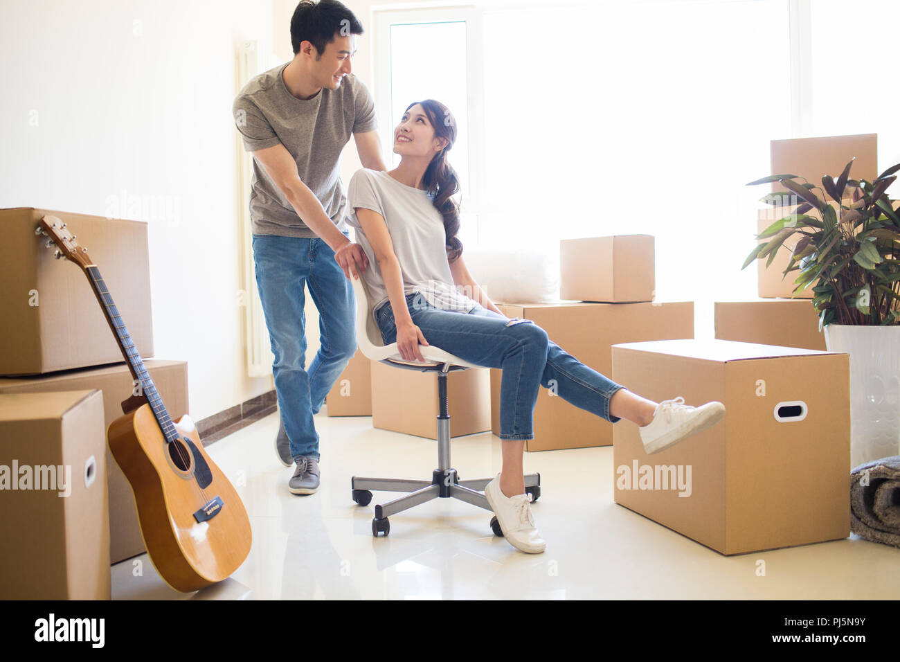 Happy young couple déménagement dans une nouvelle maison Banque D'Images