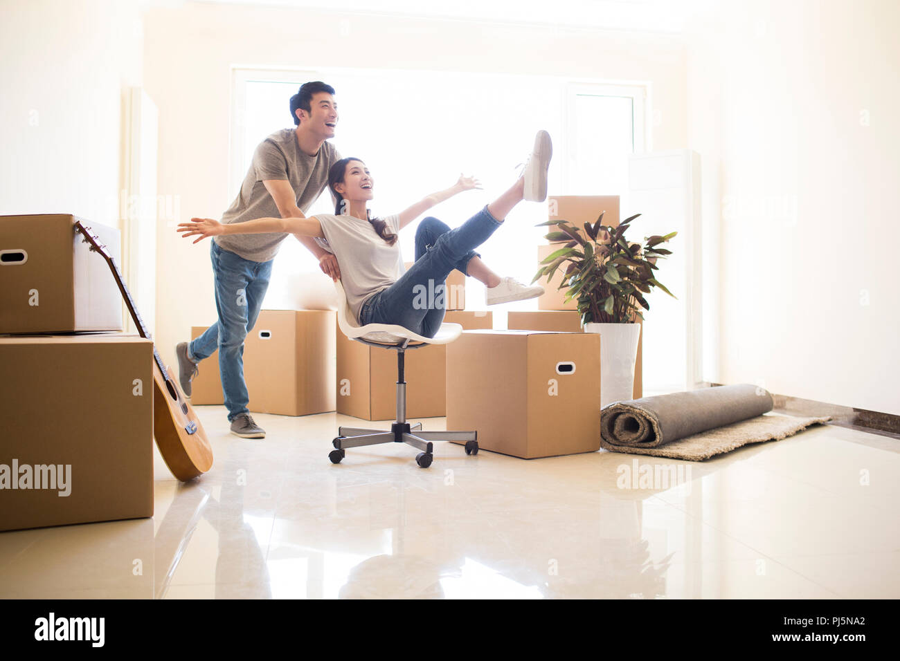 Happy young couple déménagement dans une nouvelle maison Banque D'Images