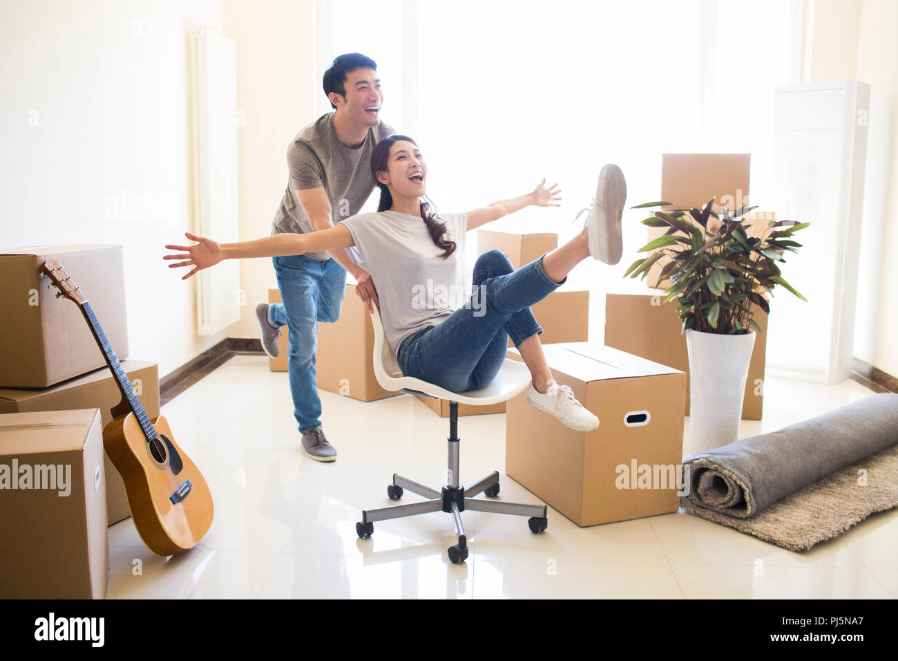 Happy young couple déménagement dans une nouvelle maison Banque D'Images