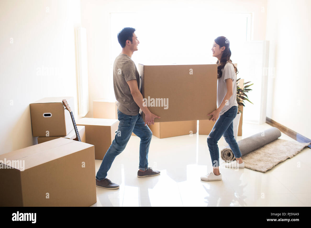Happy young couple déménagement dans une nouvelle maison Banque D'Images