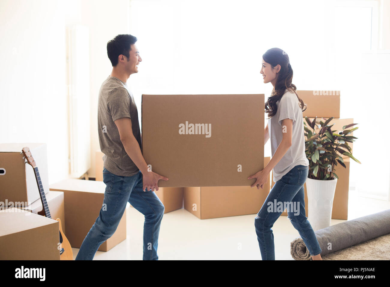 Happy young couple déménagement dans une nouvelle maison Banque D'Images