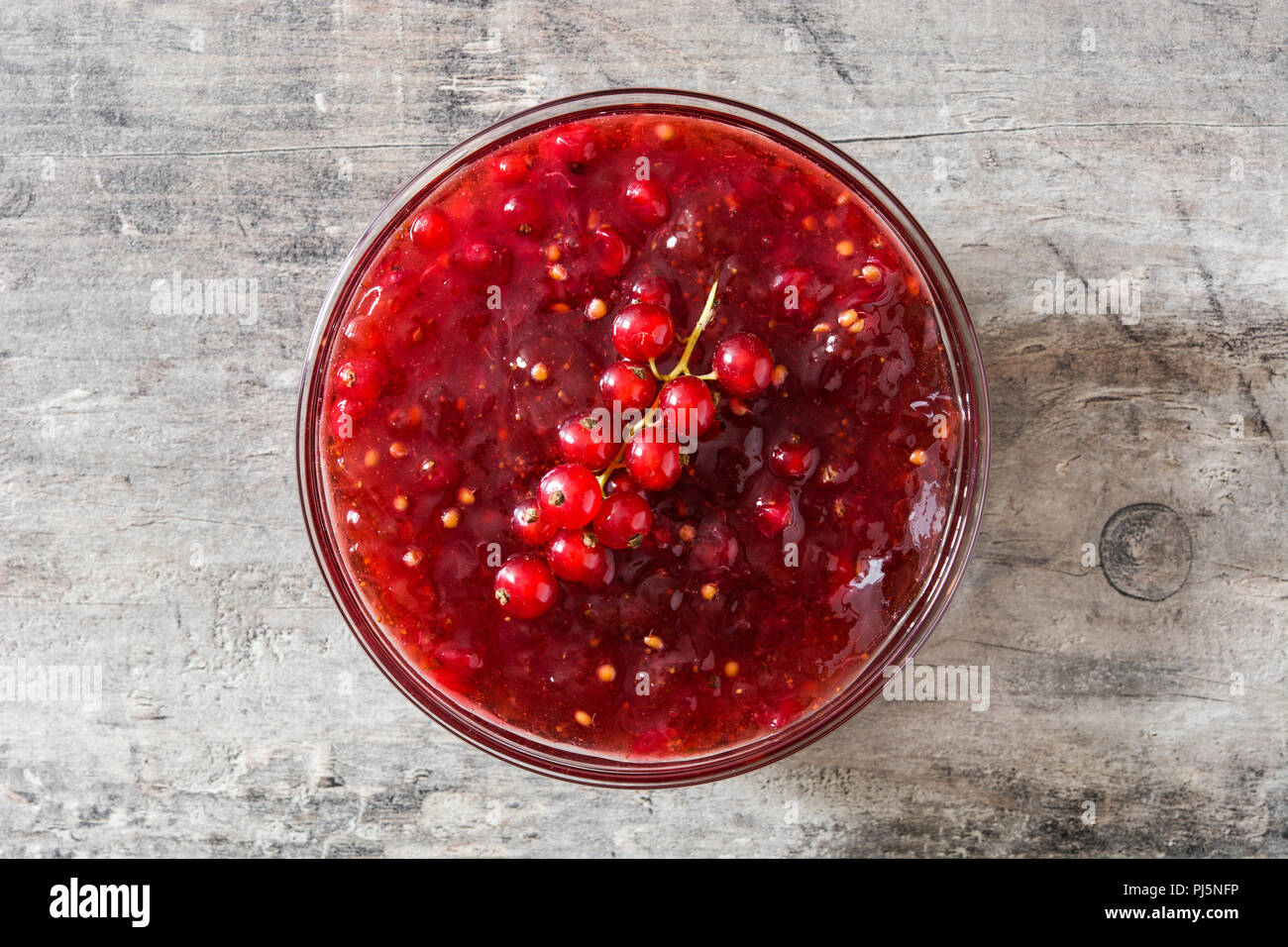 Sauce aux canneberges dans un bol pour le dîner de Thanksgiving sur table en bois. Vue d'en haut Banque D'Images