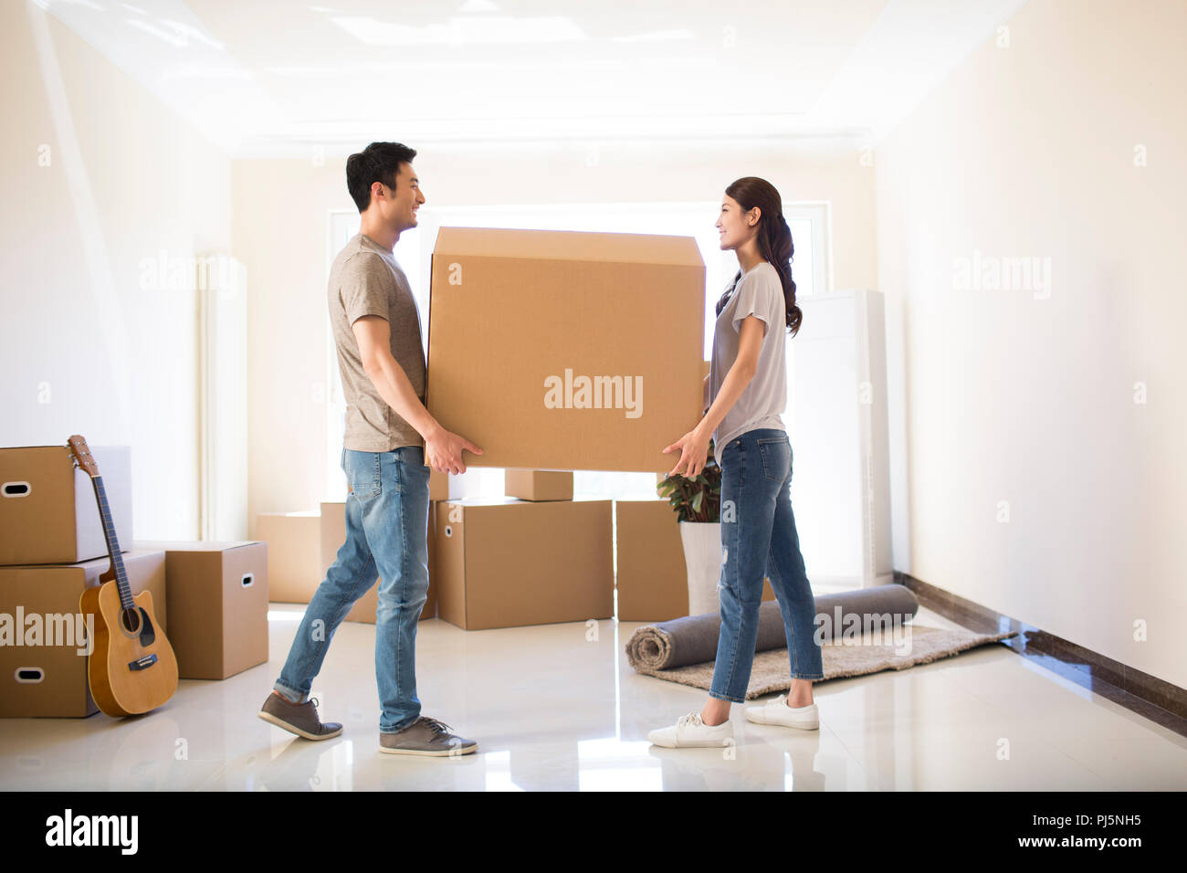 Happy young couple déménagement dans une nouvelle maison Banque D'Images