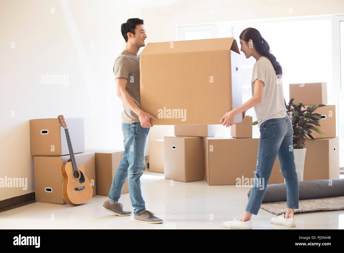 Happy young couple déménagement dans une nouvelle maison Banque D'Images